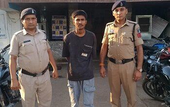 सड़क पर खतरनाक स्टंट कर आमजन की सुरक्षा को खतरे में डालने वाला युवक गिरफ्तार, वैधानिक कार्यवाही के बाद न्यायालय में किया गया पेश