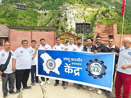 भिलाई चेम्बर ने रचा इतिहास, एलओसी जीरो पॉइंट जम्मू के टिटवाल में मनाया अंतरराष्ट्रीय योग दिवस...