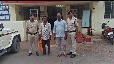 नशे के विरुद्ध उतई पुलिस की सख्त कार्यवाही, अवैध शराब परिवहन एवं बिक्री करने वाले 03 आरोपी गिरफ्तार 1 नशे के विरुद्ध उतई पुलिस की सख्त कार्यवाही, अवैध शराब परिवहन एवं बिक्री करने वाले 03 आरोपी गिरफ्तार
