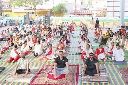 अंतरराष्ट्रीय योग दिवस पर कोहका भिलाई में हुआ सामूहिक योगाभ्यास... 1 अंतरराष्ट्रीय योग दिवस पर कोहका भिलाई में हुआ सामूहिक योगाभ्यास...