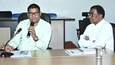 सीएम हेल्पलाइन 1076 एवं ई-ऑफिस प्रणाली के प्रभावी क्रियान्वयन पर निगम में बैठक