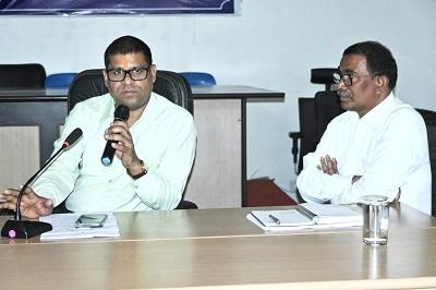 सीएम हेल्पलाइन 1076 एवं ई-ऑफिस प्रणाली के प्रभावी क्रियान्वयन पर निगम में बैठक