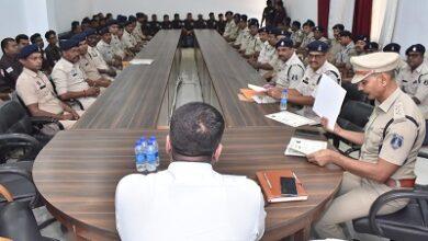 पुलिस अधीक्षक द्वारा डायल 112 कर्मचारियों एवं चालकों की बैठक लेकर आवश्यक दिशा-निर्देश दिए गए, उत्कृष्ट कार्य करने वालों को किया गया सम्मानित