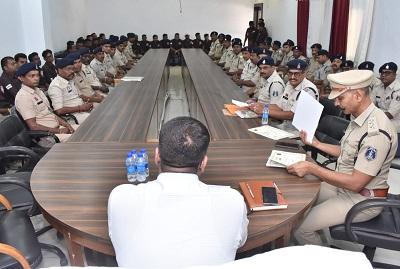 पुलिस अधीक्षक द्वारा डायल 112 कर्मचारियों एवं चालकों की बैठक लेकर आवश्यक दिशा-निर्देश दिए गए, उत्कृष्ट कार्य करने वालों को किया गया सम्मानित