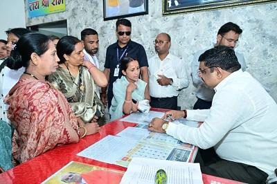 जनदर्शन में मंत्री गजेन्द्र यादव ने सुनी जनता की समस्याएं