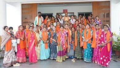 अंजोरा मंडल महिला मोर्चा का परिचयात्मक सम्मेलन एवं सम्मान समारोह गरिमामय रूप से संपन्न 4 अंजोरा मंडल महिला मोर्चा का परिचयात्मक सम्मेलन एवं सम्मान समारोह गरिमामय रूप से संपन्न