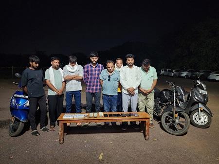 दुर्ग पुलिस की जुआ पर लगातार कार्यवाही जारी,गनियारी स्थित बड़कू दाऊ के बाड़ा पर पुरानी भिलाई पुलिस एवं एसीसीयू की संयुक्त कार्रवाई, 08 जुआरी गिरफ्तार...