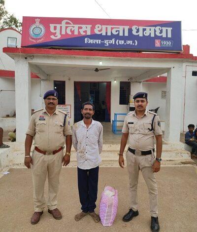 अवैध रूप से देशी मदिरा का परिवहन करने वाले आरोपी पर धमधा पुलिस की कार्यवाही, 35 नग देशी मदिरा जप्त