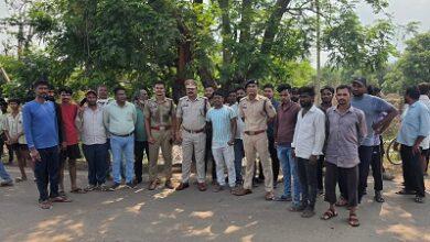 अनियंत्रित होकर पलटी मिक्सर मशीन में फंसे चालक को पुलिस एवं जनसहयोग से सुरक्षित रेस्क्यू कर पहुंचाया गया अस्पताल