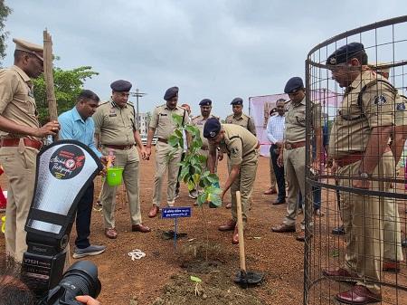 सरदार वल्लभभाई पटेल की 150वीं जयंती के उपलक्ष्य में "एक भारत श्रेष्ठ भारत" की भावना के साथ दुर्ग पुलिस द्वारा वृहद वृक्षारोपण कार्यक्रम आयोजित