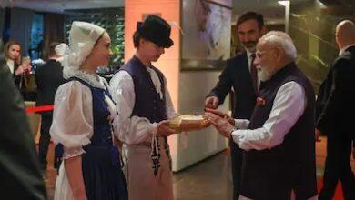 स्लोवाकिया पहुंचने पर पीएम मोदी का 'ब्रेड और नमक' के साथ किया गया पारंपरिक स्वागत, जानिए क्या है ये रिवाज 17 स्लोवाकिया पहुंचने पर पीएम मोदी का 'ब्रेड और नमक' के साथ किया गया पारंपरिक स्वागत, जानिए क्या है ये रिवाज