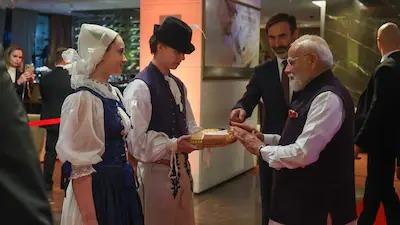 स्लोवाकिया पहुंचने पर पीएम मोदी का 'ब्रेड और नमक' के साथ किया गया पारंपरिक स्वागत, जानिए क्या है ये रिवाज 1 स्लोवाकिया पहुंचने पर पीएम मोदी का 'ब्रेड और नमक' के साथ किया गया पारंपरिक स्वागत, जानिए क्या है ये रिवाज