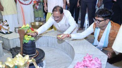 मुख्यमंत्री ने कैलाशपति धाम में किया जलाभिषेक: भगवान मनकामेश्वर महादेव से प्रदेश की सुख-समृद्धि एवं खुशहाली की कामना