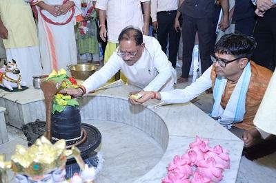 मुख्यमंत्री ने कैलाशपति धाम में किया जलाभिषेक: भगवान मनकामेश्वर महादेव से प्रदेश की सुख-समृद्धि एवं खुशहाली की कामना 1 मुख्यमंत्री ने कैलाशपति धाम में किया जलाभिषेक: भगवान मनकामेश्वर महादेव से प्रदेश की सुख-समृद्धि एवं खुशहाली की कामना