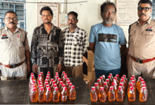 दुर्ग में अवैध शराब माफियाओं पर पुलिस का बड़ा एक्शन, 69 पौवा देशी शराब और बाइक जब्त; 3 आरोपी गिरफ्तार...