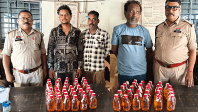 दुर्ग में अवैध शराब माफियाओं पर पुलिस का बड़ा एक्शन, 69 पौवा देशी शराब और बाइक जब्त; 3 आरोपी गिरफ्तार... 10 दुर्ग में अवैध शराब माफियाओं पर पुलिस का बड़ा एक्शन, 69 पौवा देशी शराब और बाइक जब्त; 3 आरोपी गिरफ्तार...