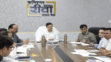 रीवा-सिंगरौली रेलवे लाइन पर कमिश्नर सख्त, सभी बाधाएं तत्काल हटाने के निर्देश; जमीन अधिग्रहण और मुआवजा कार्य में तेजी लाने के आदेश...