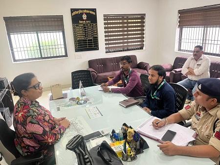 सड़क दुर्घटनाओं में घायलों को त्वरित सहायता उपलब्ध कराने हेतु यातायात पुलिस दुर्ग की महत्वपूर्ण पहल... 1 सड़क दुर्घटनाओं में घायलों को त्वरित सहायता उपलब्ध कराने हेतु यातायात पुलिस दुर्ग की महत्वपूर्ण पहल...