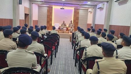 पुलिस महानिरीक्षक अभिषेक शांडिल्य द्वारा प्रशिक्षु उप निरीक्षकों एवं सूबेदारों को आधुनिक पुलिसिंग, तकनीकी दक्षता, अनुशासन एवं जनोन्मुखी पुलिस सेवा के संबंध में दिए गए महत्वपूर्ण दिशा-निर्देश 1 पुलिस महानिरीक्षक अभिषेक शांडिल्य द्वारा प्रशिक्षु उप निरीक्षकों एवं सूबेदारों को आधुनिक पुलिसिंग, तकनीकी दक्षता, अनुशासन एवं जनोन्मुखी पुलिस सेवा के संबंध में दिए गए महत्वपूर्ण दिशा-निर्देश