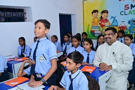 मंत्री गजेन्द्र यादव का बच्चों से संवाद, क्लासरूम पहुंचकर सिखाया पहाड़ा 1 मंत्री गजेन्द्र यादव का बच्चों से संवाद, क्लासरूम पहुंचकर सिखाया पहाड़ा