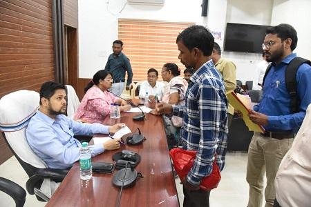 रिहायशी बस्ती से पोल्ट्री फार्म हटाने ग्रामवासियों ने कलेक्टर से लगाई गुहार... 1 रिहायशी बस्ती से पोल्ट्री फार्म हटाने ग्रामवासियों ने कलेक्टर से लगाई गुहार...