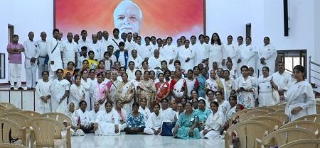 राजस्थान के कोटा से आया ब्रह्माकुमारी सदस्यों का दल... 1 राजस्थान के कोटा से आया ब्रह्माकुमारी सदस्यों का दल...