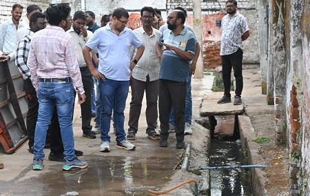 निगम आयुक्त का खुर्सीपार क्षेत्र में निरीक्षण, विकास कार्यों में तेजी और नागरिक समस्याओं के त्वरित समाधान के निर्देश...