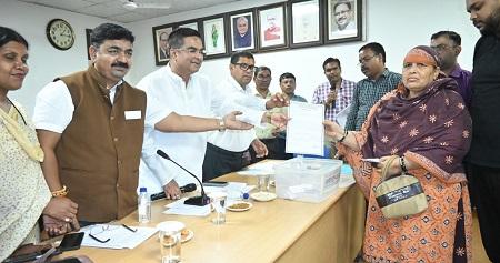 भिलाई निगम ने अवैध अतिक्रमण से प्रभावित 7 परिवारों को दिया अस्थायी आवास... 1 भिलाई निगम ने अवैध अतिक्रमण से प्रभावित 7 परिवारों को दिया अस्थायी आवास...