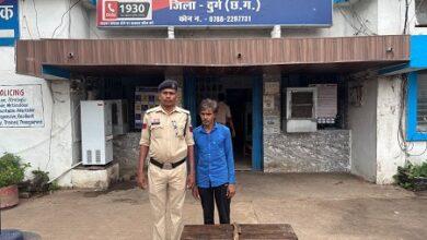 लोहे का धारदार हथियार लहराकर आमजन में भय उत्पन्न करने वाले आरोपी को सुपेला पुलिस ने किया गिरफ्तार 11 लोहे का धारदार हथियार लहराकर आमजन में भय उत्पन्न करने वाले आरोपी को सुपेला पुलिस ने किया गिरफ्तार