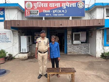 लोहे का धारदार हथियार लहराकर आमजन में भय उत्पन्न करने वाले आरोपी को सुपेला पुलिस ने किया गिरफ्तार 1 लोहे का धारदार हथियार लहराकर आमजन में भय उत्पन्न करने वाले आरोपी को सुपेला पुलिस ने किया गिरफ्तार