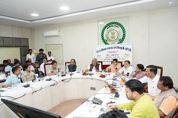 रायपुर सांसद बृजमोहन अग्रवाल ने ली ‘दिशा’ की मैराथन बैठक: ग्रामीण क्षेत्रों में 100% वाटर हार्वेस्टिंग और स्कूलों में अव्यवस्था पर दिखाई कड़ाई...