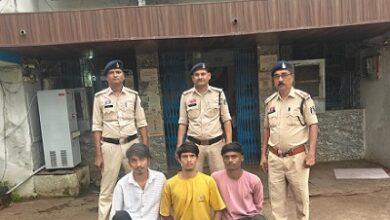 सूखा नशा पर दुर्ग पुलिस की लगातार कार्यवाही जारी,नेहरू नगर फ्लाईओवर के नीचे प्रतिबंधित नशीली दवाई की बिक्री करते तीन आरोपी गिरफ्तार