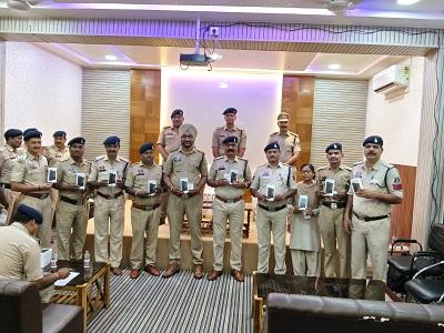 आधुनिक तकनीक से सशक्त होगी अपराध विवेचना, दुर्ग पुलिस के विवेचकों को Mobile Data Terminal वितरित...