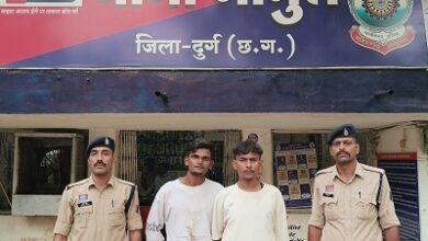 पूर्व विवाद को लेकर गाली-गलौज, मारपीट एवं तोड़फोड़ करने वाले 02 आरोपी गिरफ्तार, आरोपी के कब्जे से धारदार हथियार जप्त