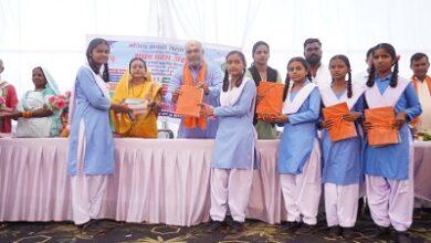 दुर्ग ग्रामीण विधायक ललित चंद्राकर जी ने बच्चों को पुस्तक-गणवेश देकर किया सम्मान...