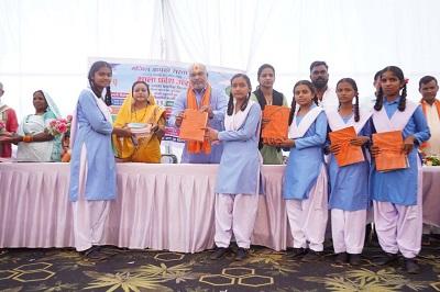 दुर्ग ग्रामीण विधायक ललित चंद्राकर जी ने बच्चों को पुस्तक-गणवेश देकर किया सम्मान...