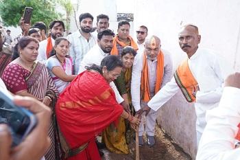 दुर्ग ग्रामीण विधायक ललित चंद्राकर ने रिसाली निगम के वार्ड 37 जोरातराई में 1 करोड़ के विकास कार्यों की आधारशिला रखी... 3 दुर्ग ग्रामीण विधायक ललित चंद्राकर ने रिसाली निगम के वार्ड 37 जोरातराई में 1 करोड़ के विकास कार्यों की आधारशिला रखी...