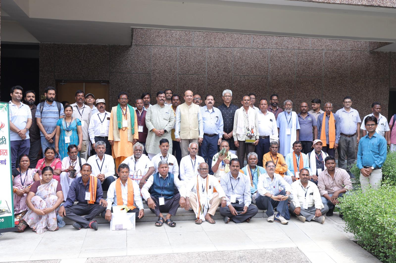 आईआईटी भिलाई में पारंपरिक स्वास्थ्य ज्ञान पर दो दिवसीय कार्यशाला संपन्न, जनजातीय चिकित्सा के संरक्षण और वैज्ञानिक शोध पर हुआ मंथन...