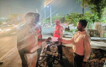 मॉडिफाइड साइलेंसर लगाकर वाहन चलाने वाले बुलेट चालक पर ₹5,000 का चालान किया गया...