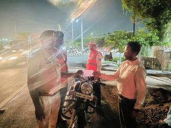 मॉडिफाइड साइलेंसर लगाकर वाहन चलाने वाले बुलेट चालक पर ₹5,000 का चालान किया गया...