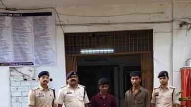 स्कूल विद्यार्थियों से मारपीट, गाली-गलौज एवं डराकर पैसे मांगने वाले दो आरोपी गिरफ्तार, दो अपचारी बालक अभिरक्षा में 10 स्कूल विद्यार्थियों से मारपीट, गाली-गलौज एवं डराकर पैसे मांगने वाले दो आरोपी गिरफ्तार, दो अपचारी बालक अभिरक्षा में