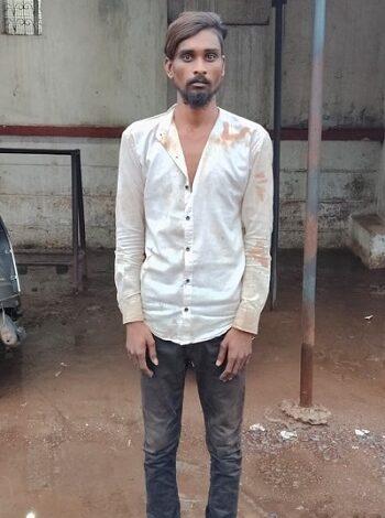 शराब पीने के लिए पैसे मांगकर मारपीट एवं पीकअप वाहन में तोड़फोड़ करने वाला आरोपी जामुल पुलिस की त्वरित कार्रवाई में गिरफ्तार 1 शराब पीने के लिए पैसे मांगकर मारपीट एवं पीकअप वाहन में तोड़फोड़ करने वाला आरोपी जामुल पुलिस की त्वरित कार्रवाई में गिरफ्तार