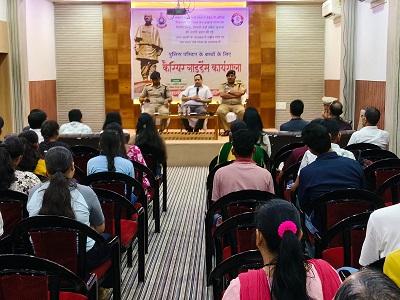 NEET परीक्षा में उत्कृष्ट प्रदर्शन करने वाले छात्र-छात्राओं को दुर्ग पुलिस द्वारा सम्मानित कर विद्यार्थियों को सफलता के लिए किया गया प्रेरित... 1 NEET परीक्षा में उत्कृष्ट प्रदर्शन करने वाले छात्र-छात्राओं को दुर्ग पुलिस द्वारा सम्मानित कर विद्यार्थियों को सफलता के लिए किया गया प्रेरित...