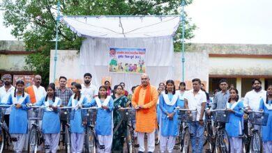 विधायक ललित चंद्राकर ने डुंडेरा में 31 छात्राओं को वितरित की सरस्वती निःशुल्क साइकिल...