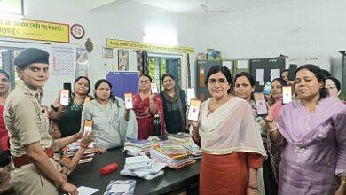 महिलाओं एवं बालिकाओं की सुरक्षा के लिए दुर्ग पुलिस का पिंक पेट्रोलिंग अभियान लगातार जारी... 5 महिलाओं एवं बालिकाओं की सुरक्षा के लिए दुर्ग पुलिस का पिंक पेट्रोलिंग अभियान लगातार जारी...
