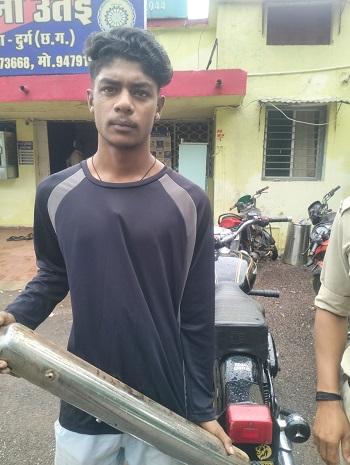 दुर्ग पुलिस का ‘ऑपरेशन विश्वास’ एक्शन में: बुलेट के पटाखा साइलेंसर पर चला डंडा, ₹5 हजार का चालान... 1 दुर्ग पुलिस का ‘ऑपरेशन विश्वास’ एक्शन में: बुलेट के पटाखा साइलेंसर पर चला डंडा, ₹5 हजार का चालान...