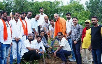 ललित चंद्राकर ने डुंडेरा में किया "एक पेड़ माँ के नाम" अभियान के तहत वृक्षारोपण...