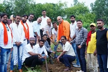 ललित चंद्राकर ने डुंडेरा में किया "एक पेड़ माँ के नाम" अभियान के तहत वृक्षारोपण...