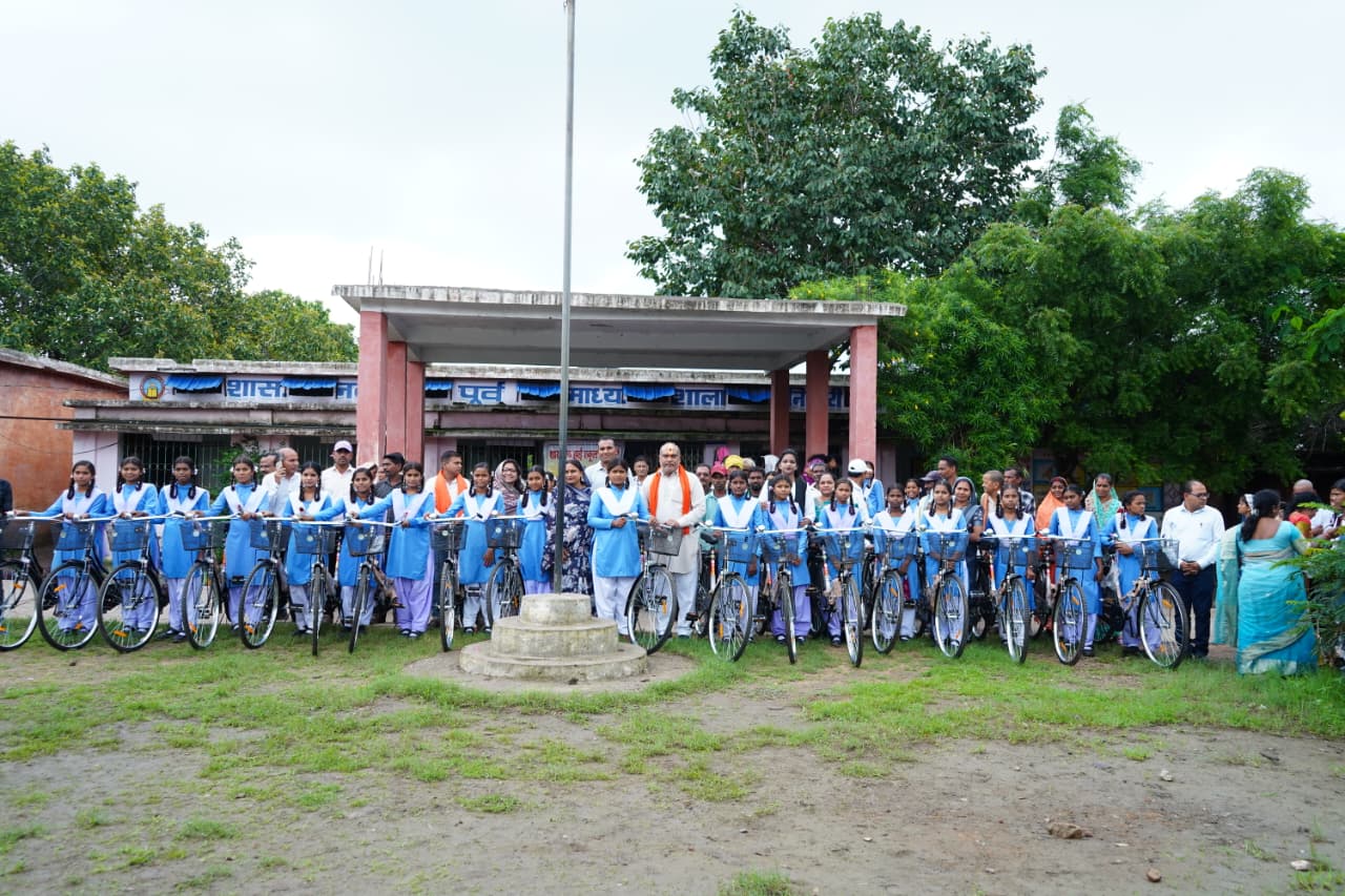 विधायक ललित चंद्राकर ने गनियारी सरस्वती निशुल्क योजना अन्तर्गत वितरण किया साइकिल...
