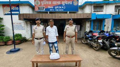 दुर्ग में गांजा तस्करी पर पुलिस का बड़ा एक्शन: ग्राहक तलाशते आरोपी को दबोचा, 1.020 किलो गांजा जब्त